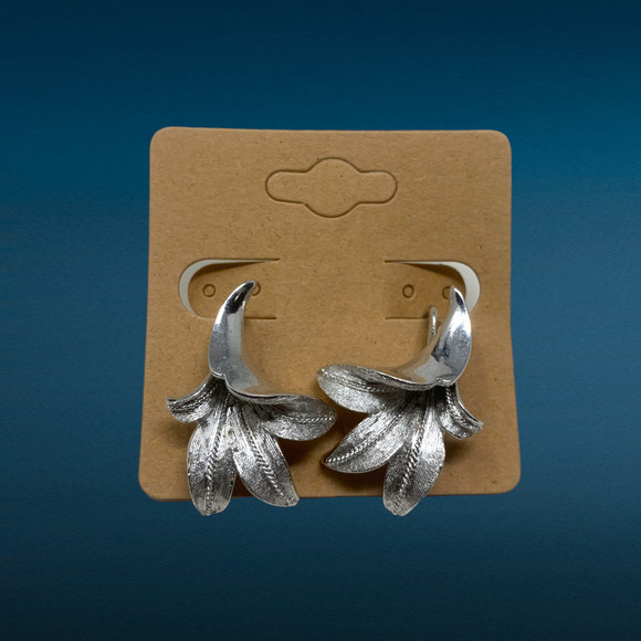 Vtg 1960's Coro Dimensional Lily Floral Silver Tone Clip On Earrings Couture - Picture 6 of 6